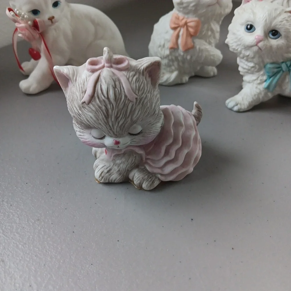 6‎ White Porcelain Ceramic Kitty Cat with Heart & Flower Neck Bow Vintage MCM